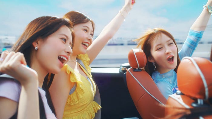 RIMA、久間田琳加、畑芽育「さらツヤすぎる!Essential!(LOVEマシーン)」篇(提供写真)