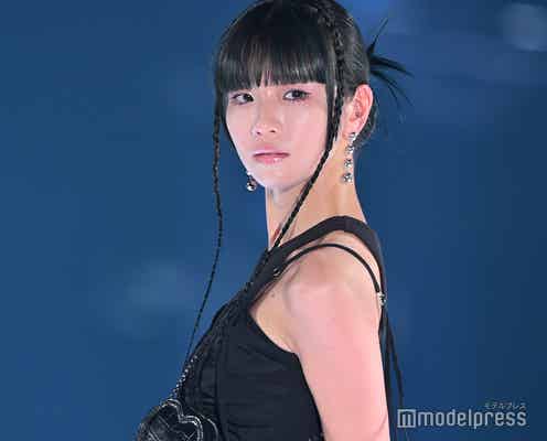 FAKY・Hina、スラリ美脚に釘付け 個性的コーデ×ヘアがかっこいい【GirlsAward 2024 S/S】