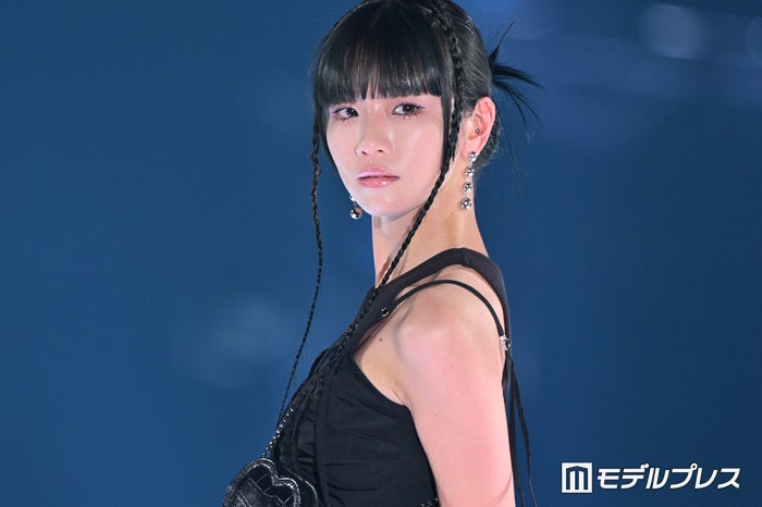 FAKY・Hina、スラリ美脚に釘付け 個性的コーデ×ヘアがかっこいい【GirlsAward 2024 S／S】