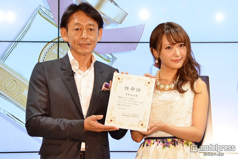 所長に就任した菅野結以（右）