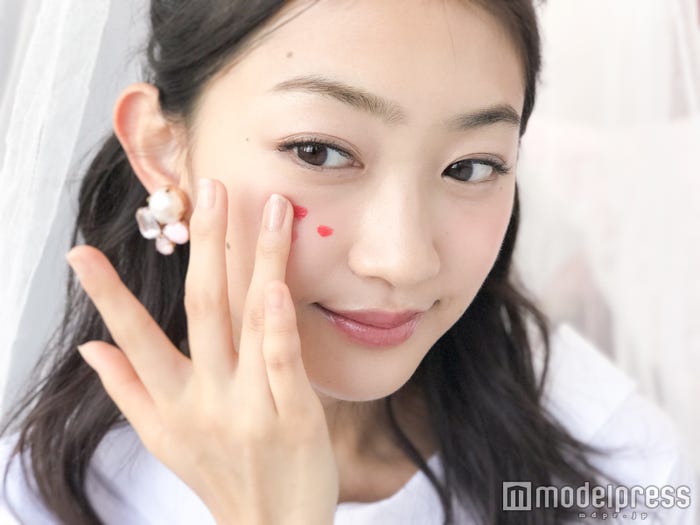 リキッドチークで血色感アップ!/モデル・田辺かほ(C)モデルプレス