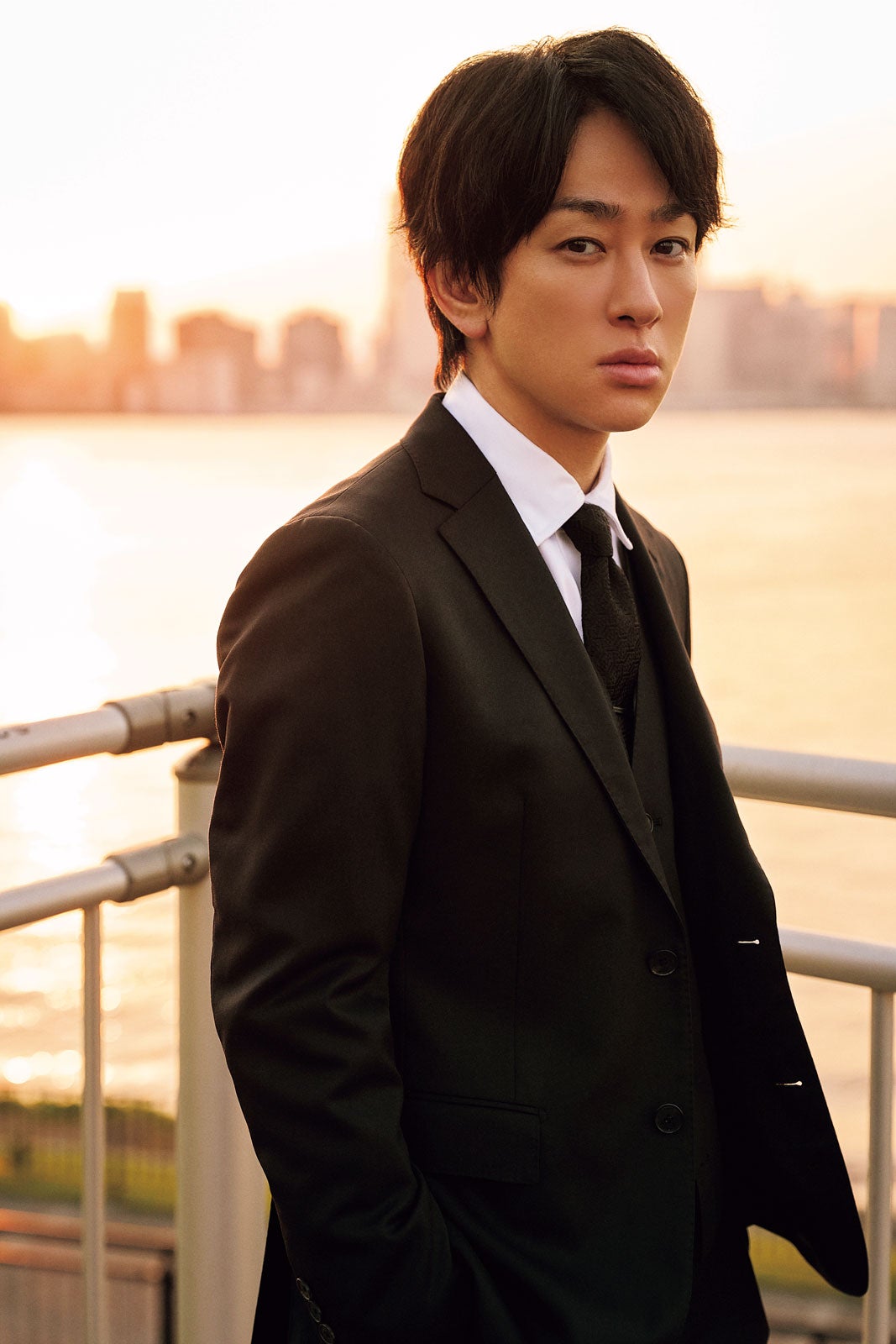 SUPER EIGHT横山裕、スーツ姿で“シゴデキ上司”熱演 ソロ