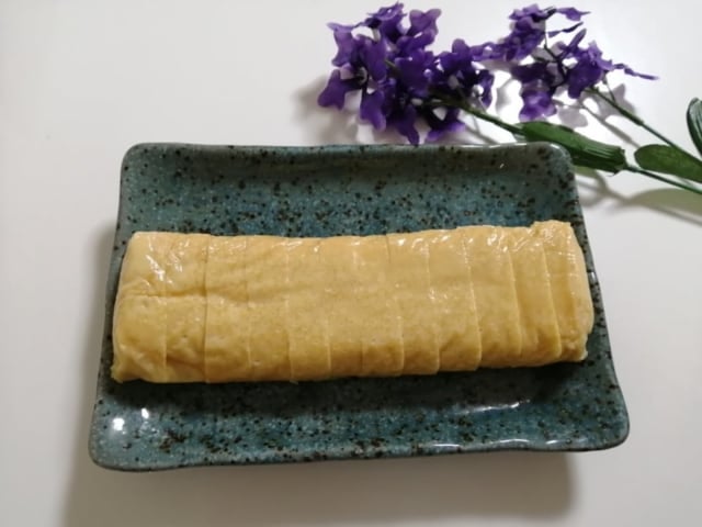 皿に出した業務スーパー厚焼き玉子