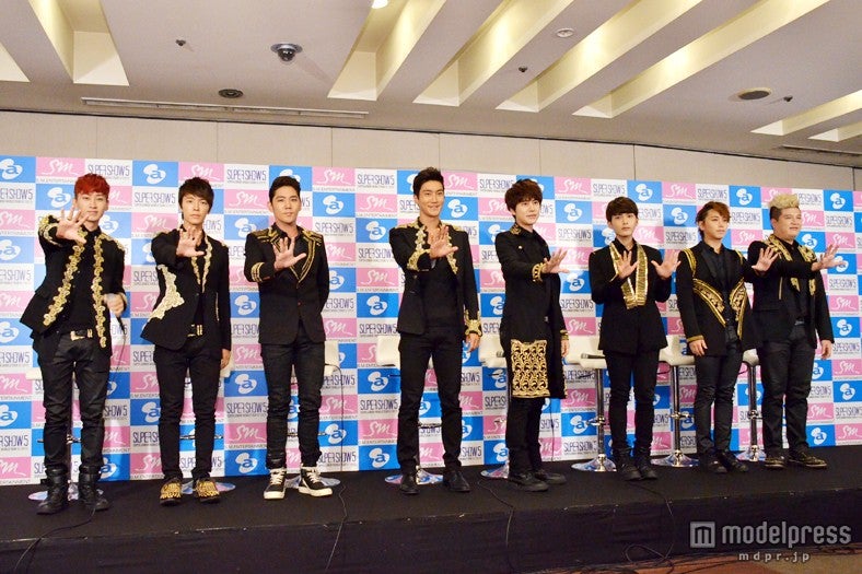 SUPER JUNIOR（左から：ウニョク、ドンヘ、カンイン、シウォン、キュヒョン、リョウク、ソンミン、シンドン）