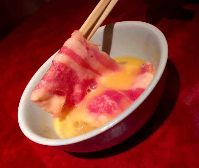 生卵につけてから、しゃぶしゃぶ／画像提供：ワンダーテーブル