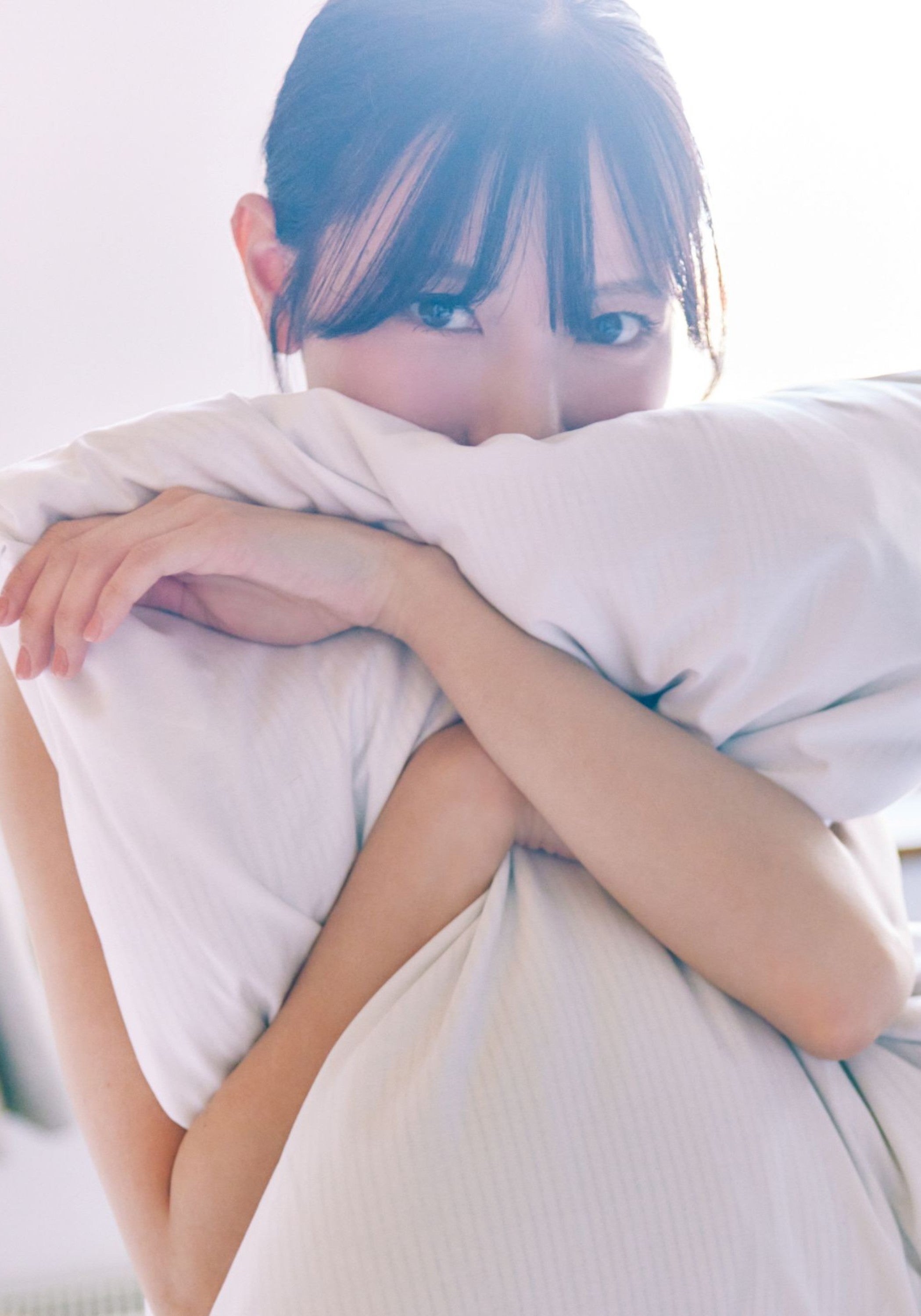 日向坂46河田陽菜、枕を抱きしめ上目遣い 2nd写真集裏表紙＆秋元康氏による帯コメント解禁【テイクオフ】