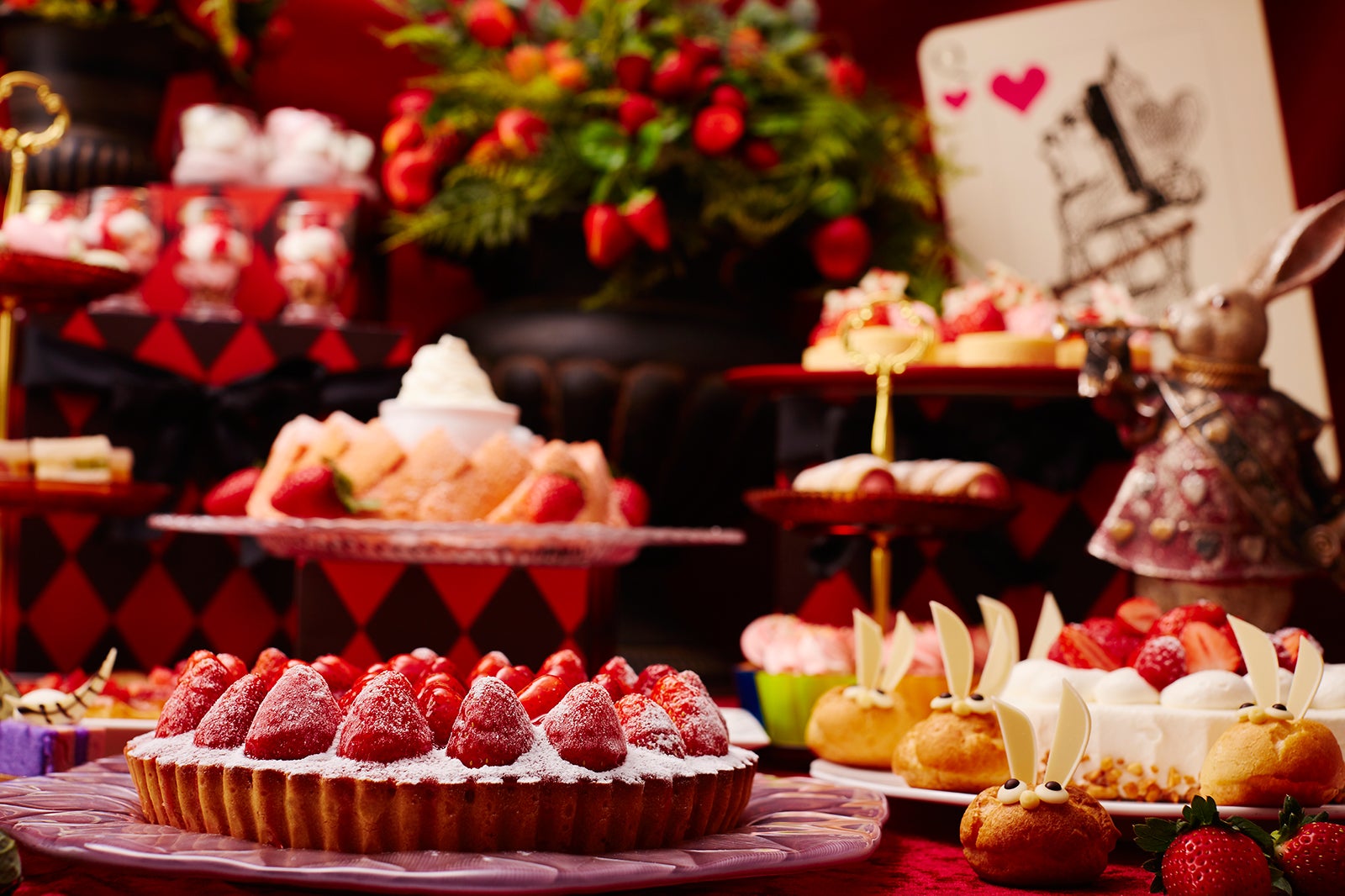 スイーツブッフェ「3 時のスイーツパーティ ～魅惑のストロベリー～」／画像提供：京王プラザホテル