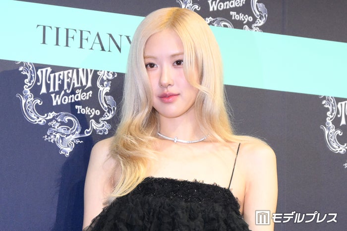 BLACKPINKロゼ、東京に降臨 美脚＆デコルテ輝くキャミワンピ姿【ティファニーワンダー】