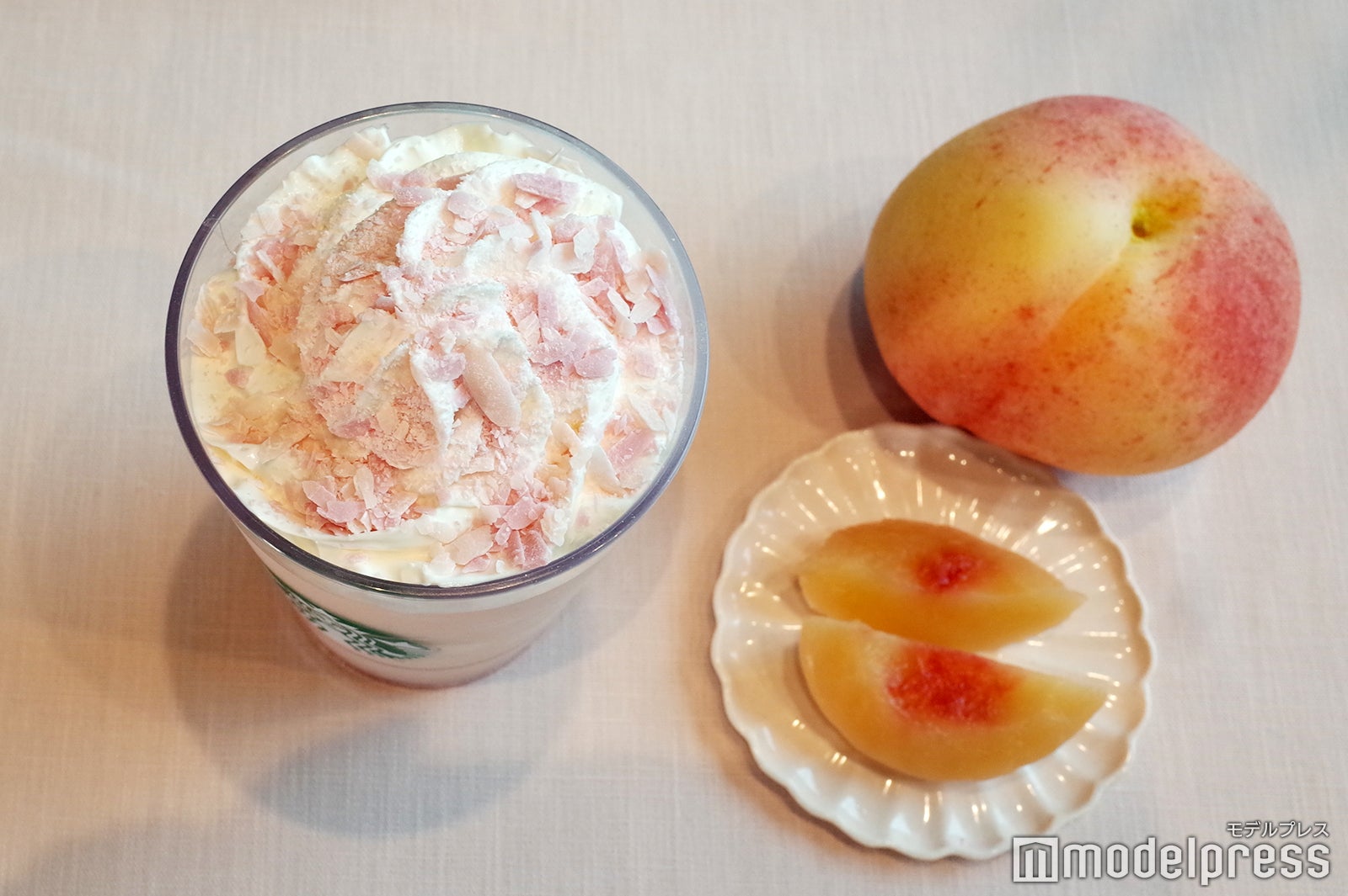 桜の花びらのようなシェイブチョコがたっぷり（C）モデルプレス