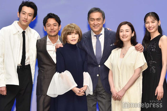 (左から)杉野遥亮、妻夫木聡、北川悦吏子、渡辺謙、原田知世、大政絢(C)モデルプレス