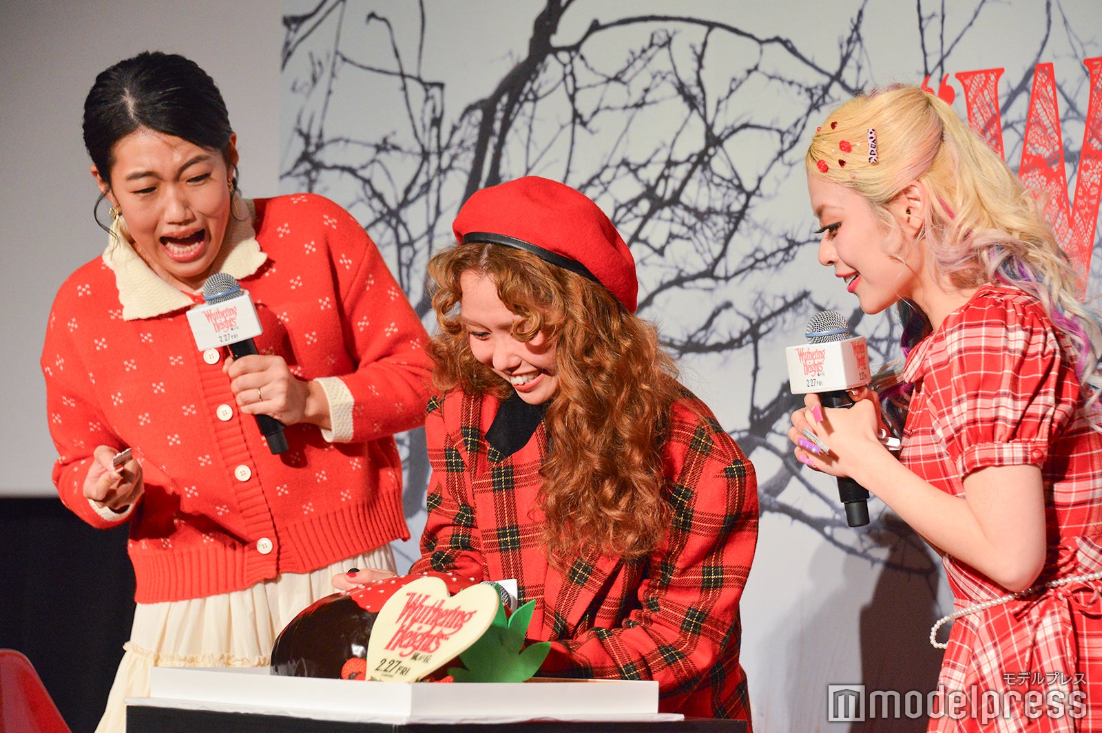 （左から）ケーキを分け合う横澤夏子、peco、エルフ荒川（C）モデルプレス