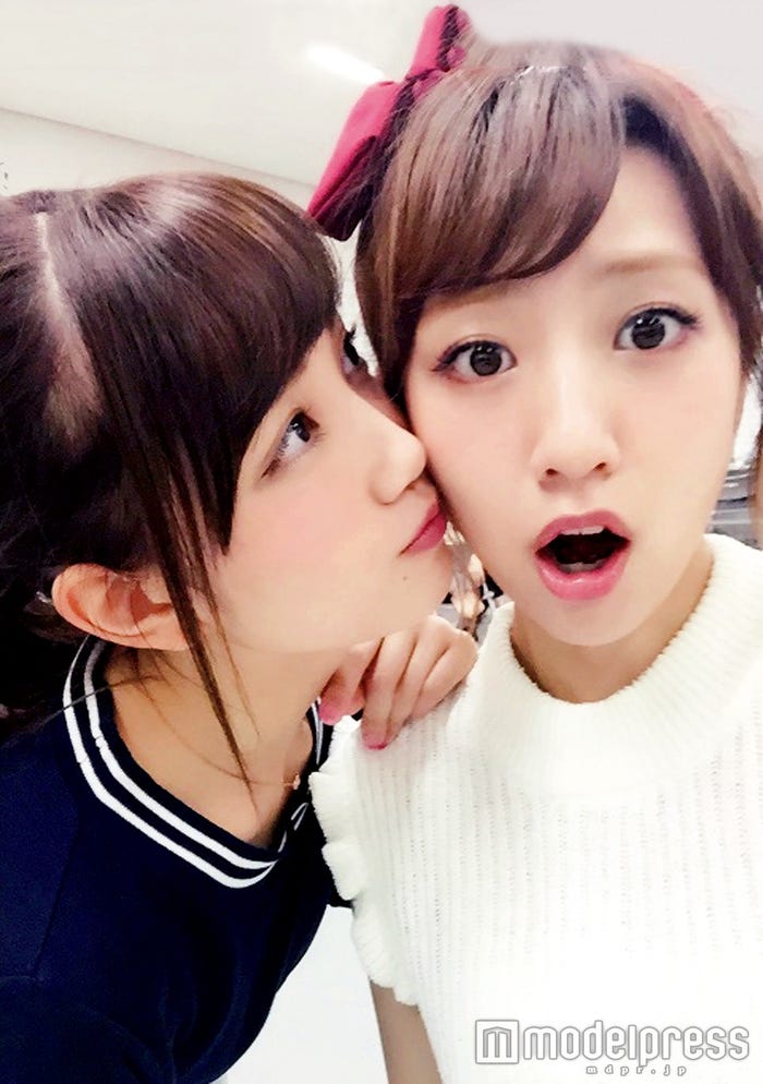 加藤玲奈、高橋みなみ/「写りな、写りな」より(画像提供:光文社)