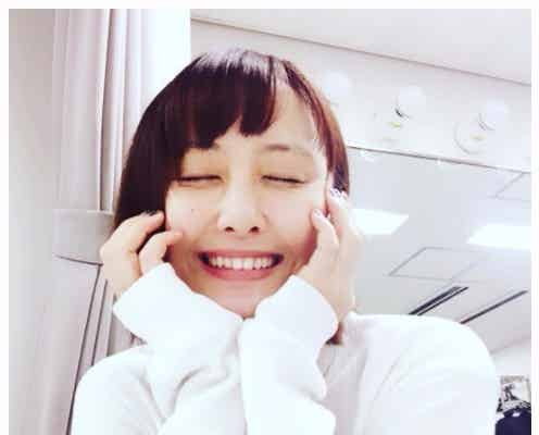 松井玲奈、“萌え袖&小顔ポーズ”にファン悶絶「あざとい」「かわいすぎて罪」