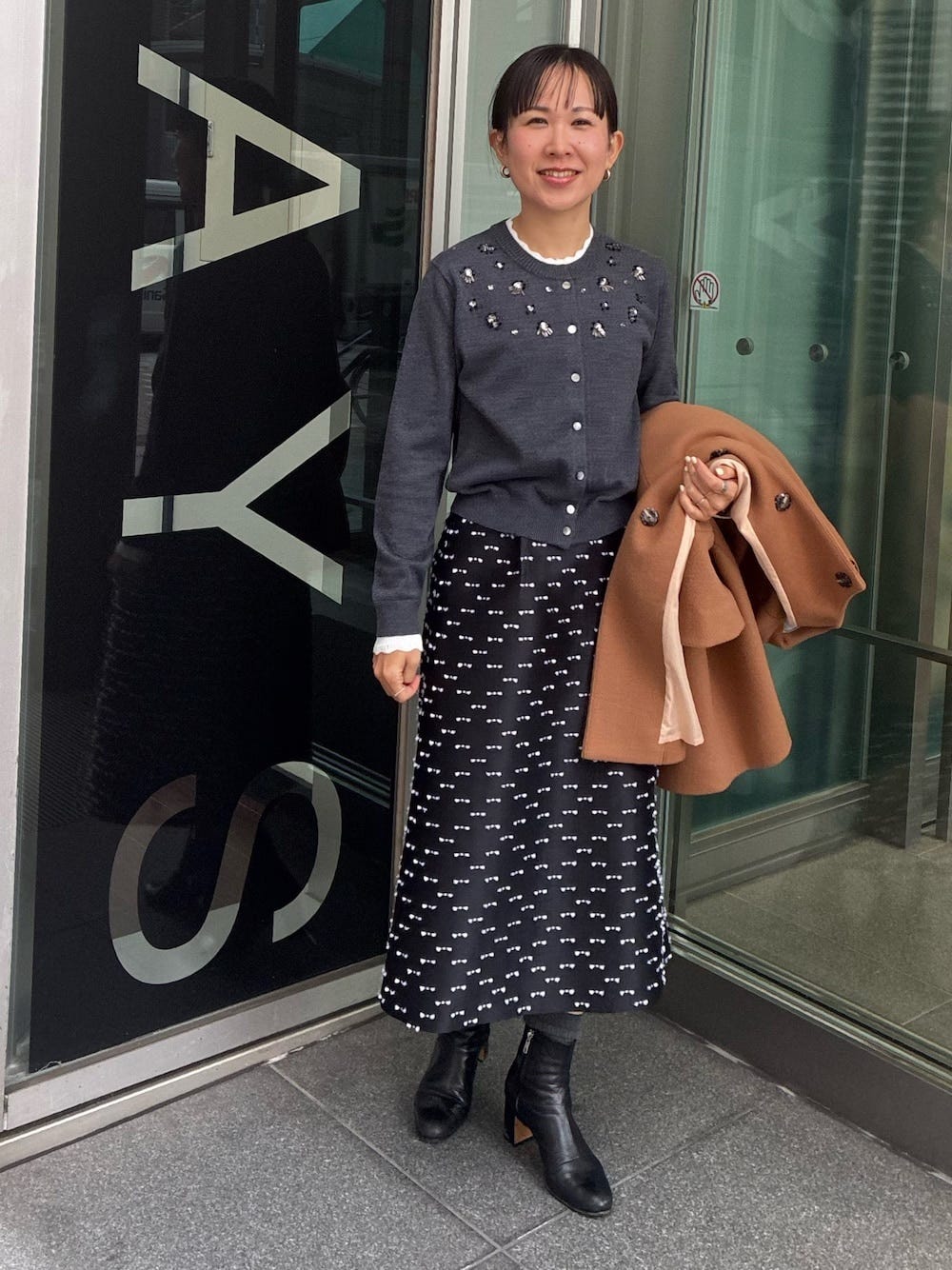 【OKコーデ】ビジューつきトップスは一枚で様になります　出典：WEAR