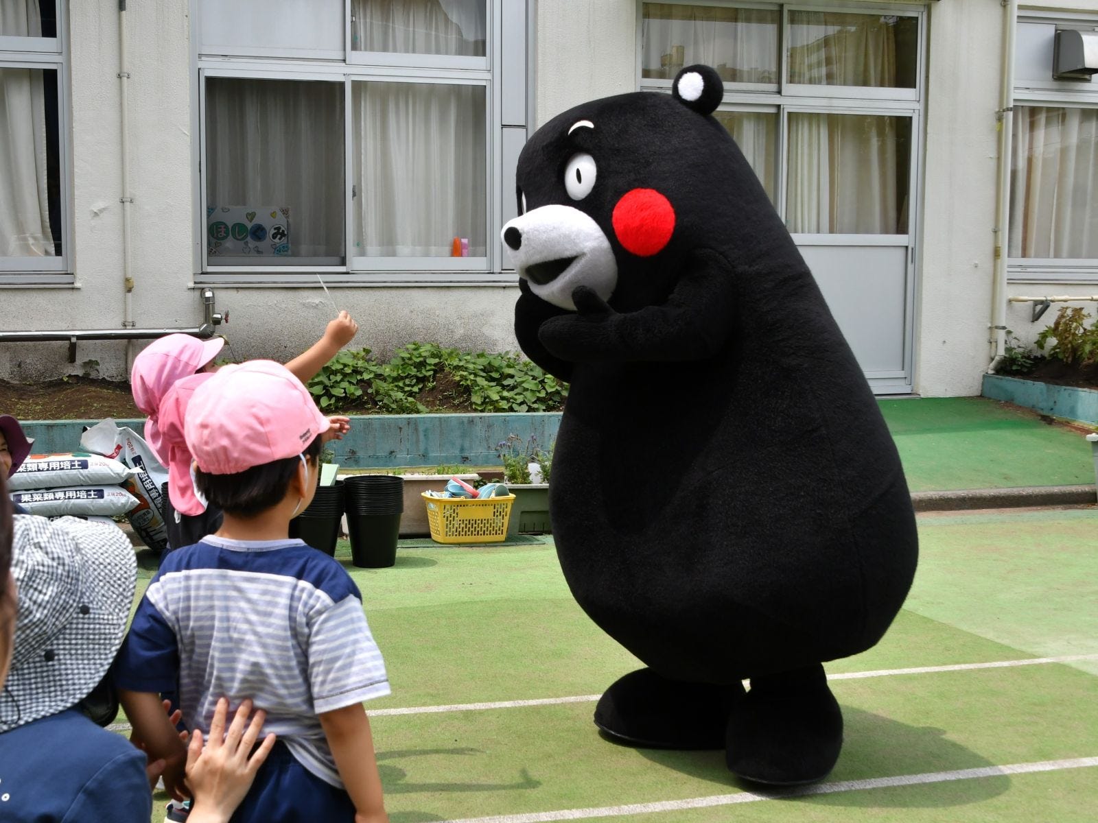 子どもたちとおはなし中=6月13日、東京都文京区