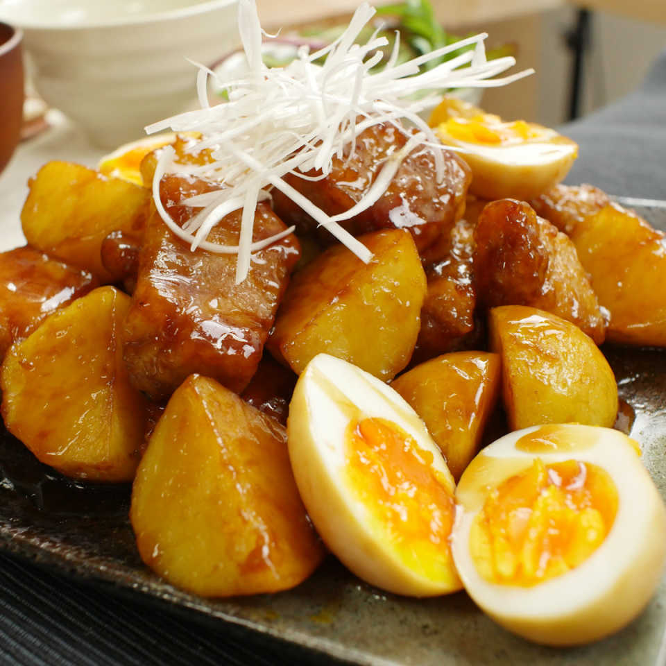 じゃがたまゴロゴロ！まっくろ「黒酢のコクうま酢豚」