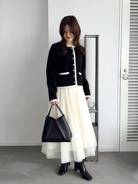 黒カーディガン モノトーンコーデ 黒カーディガンのモノトーンコーデ5