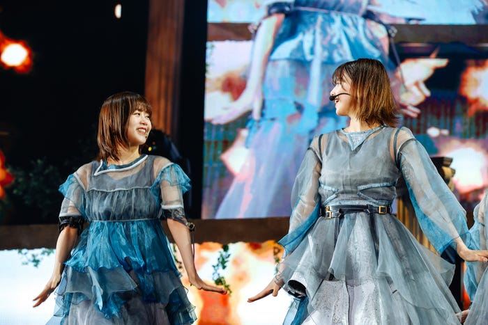 尾関梨香、渡邉理佐/撮影:上山陽介