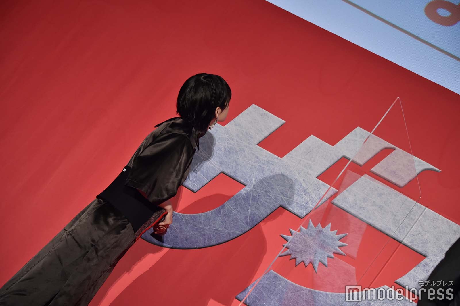 ファンからの質問を真剣に読む平手友梨奈（C）モデルプレス