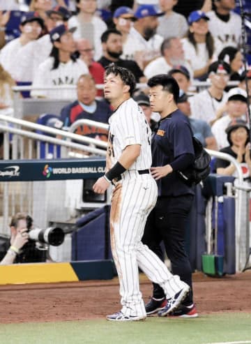 負傷交代の鈴木誠也は「右膝の違和感」侍ジャパンが正式発表 今後は「引き続き経過を見ていく」初回、二盗の際に痛める 足を引きずりながらベンチへ