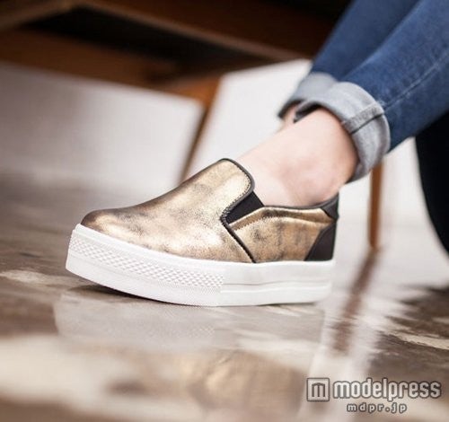 ゴールドもおしゃれ！／写真提供：「ENVYLOOK」4,480円（税込）