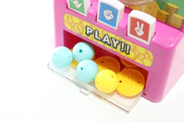 ダイソーのじゃんけんゲーム機の景品の取り出し口
