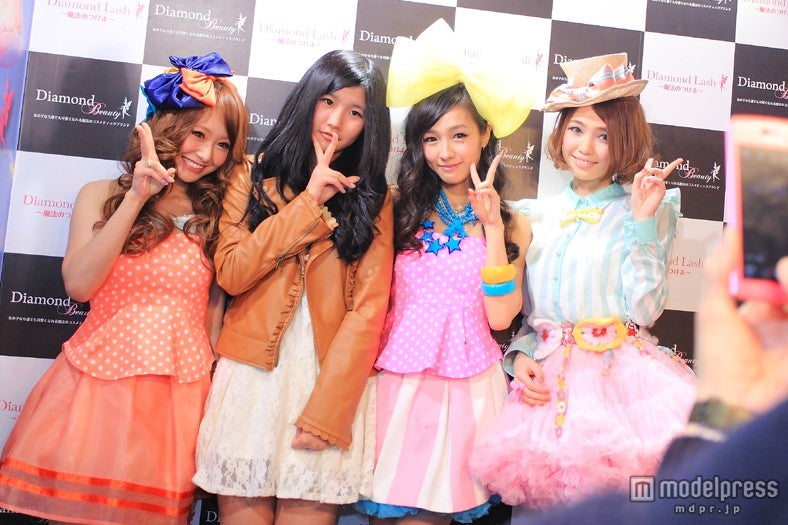 ファンと交流するモデルたち