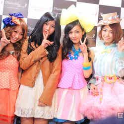 ファンと交流するモデルたち