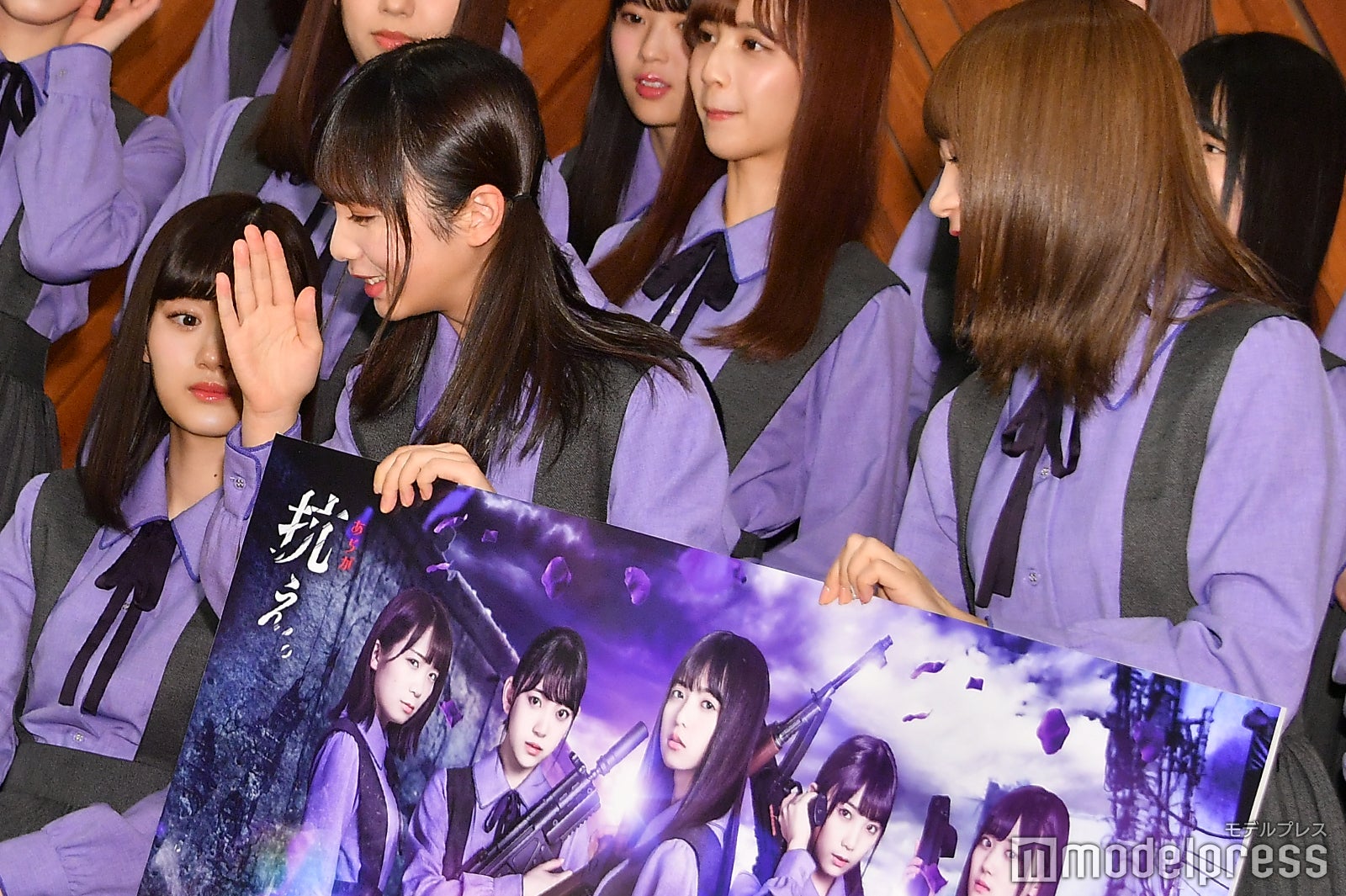 パネルの持ち手が取れてしまい、謝る与田祐希 （C）モデルプレス