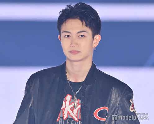 綱啓永、笑顔封印 革ジャケットでワイルドなスタイル【GirlsAward 2025SS】