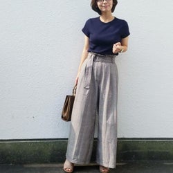 白Tシャツ→黒Tシャツにシフトチェンジ! 大人っぽく印象を変えるコーディネート8選♪