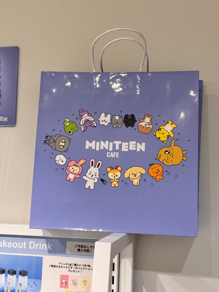 「MINITEEN CAFE」オリジナルショッパー(P)&(C)PLEDIS Entertainment