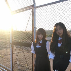 あのキスしてる美女2人は誰 女性同士のキスシーンが話題 本人コメント モデルプレス