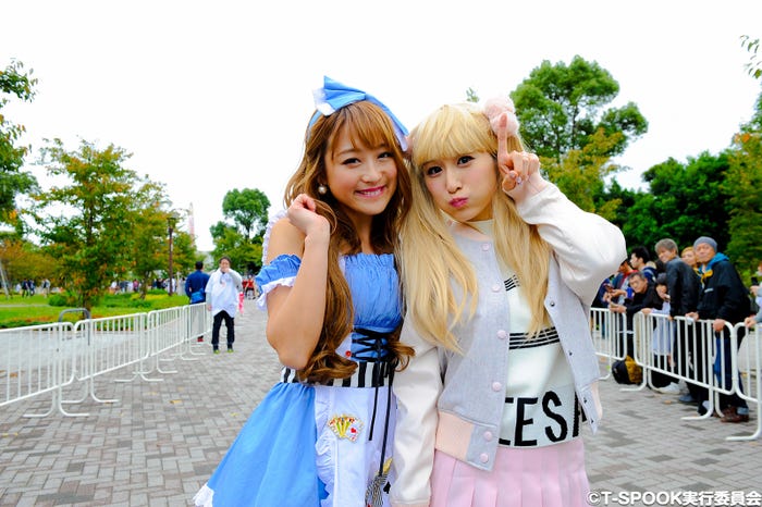 鈴木奈々、おかもとまり (C)T-SPOOK実行委員会