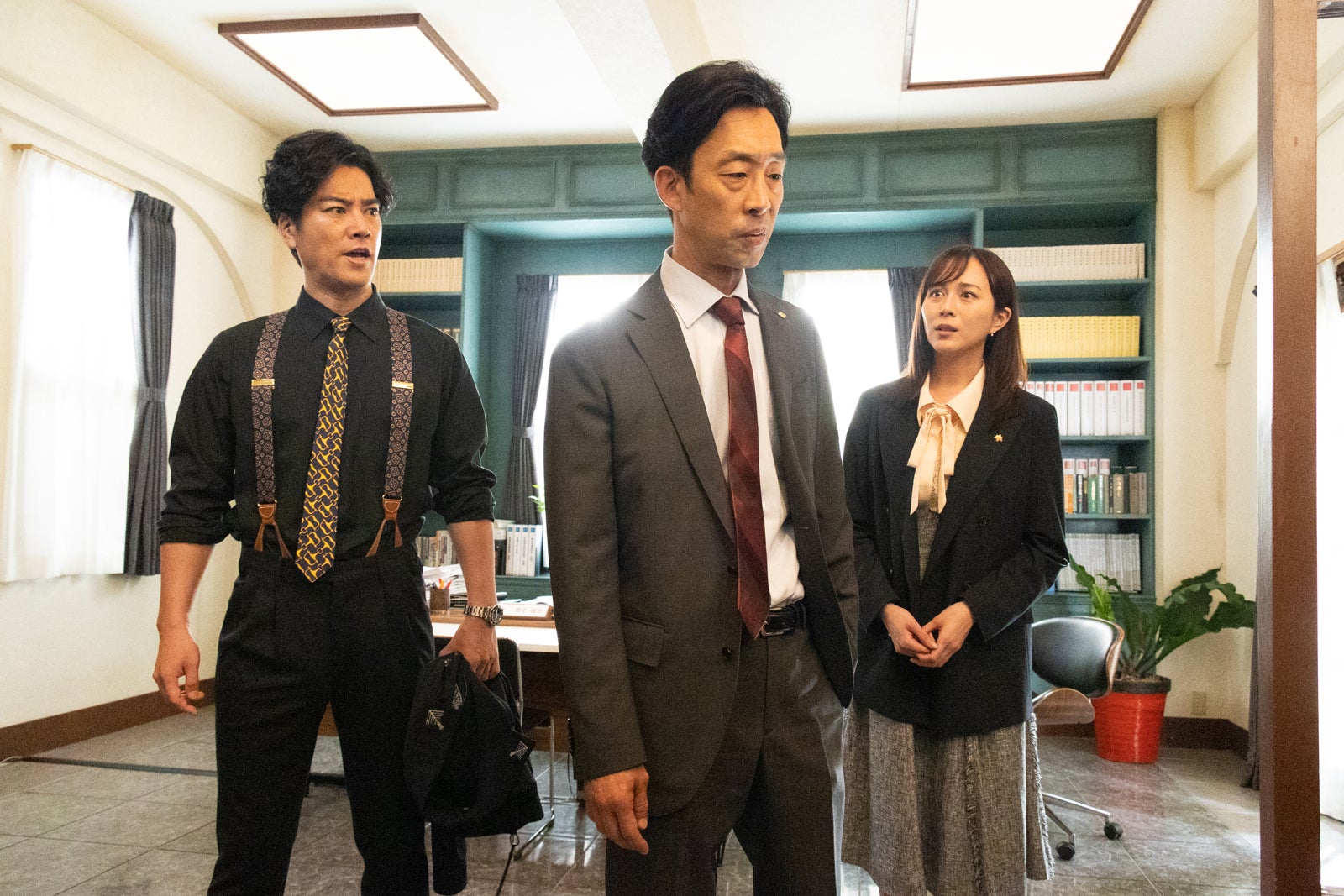 桐谷健太、北村有起哉、比嘉愛未「ケイジとケンジ、時々ハンジ。」第8話より（C）テレビ朝日