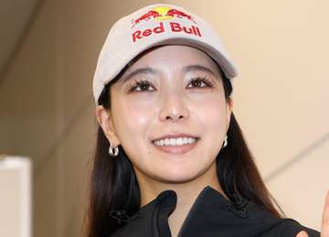 「沙羅様 美しすぎる」 ジャンプ女子レジェンドが「Home」へ 雨の大都会でストリートスタイル SNS「かっこいい」「すってきー♥」