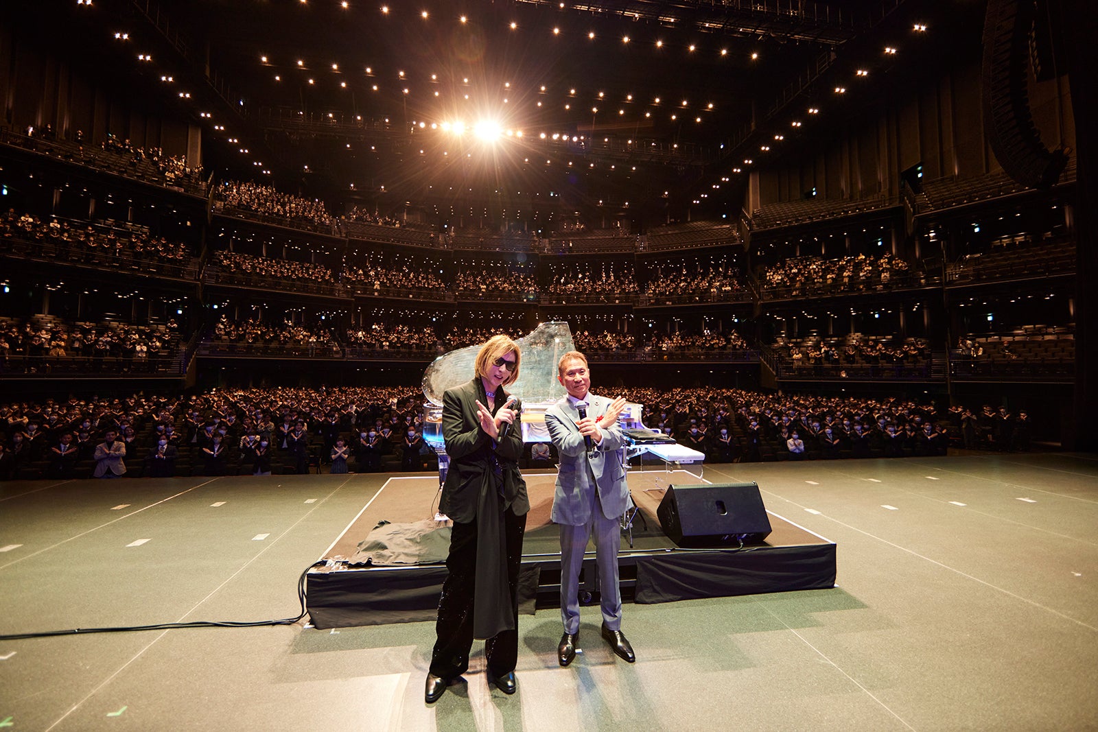 （左）YOSHIKI（提供画像）