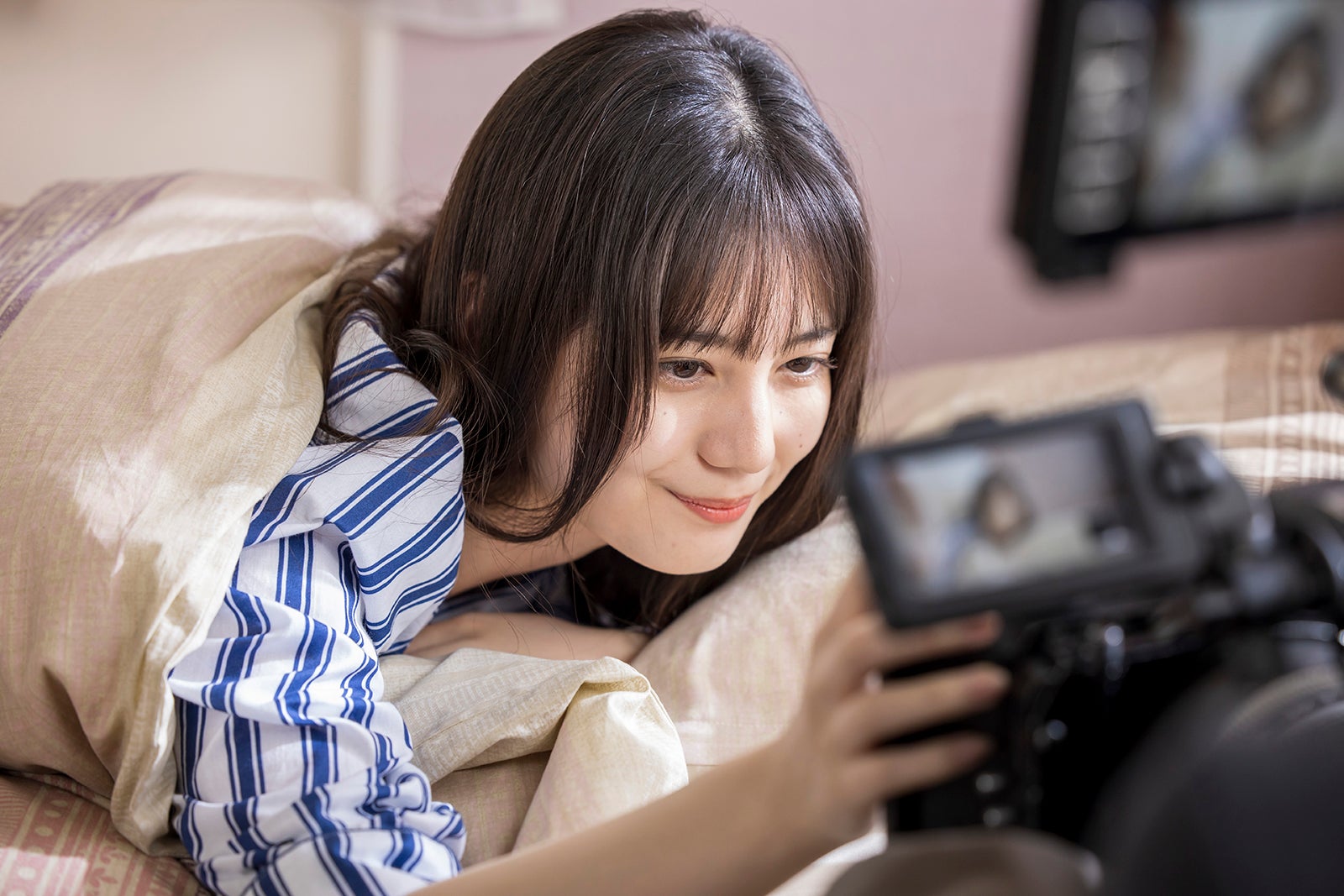 小坂菜緒／「GET READY WITH 小坂菜緒 ～ファンに会いに行く日の朝～」メイキングより（提供写真）