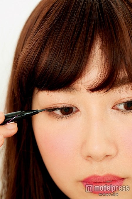 まつげの隙間を埋めるように／モデル太田南（画像提供：「Ray」5月号、主婦の友社）