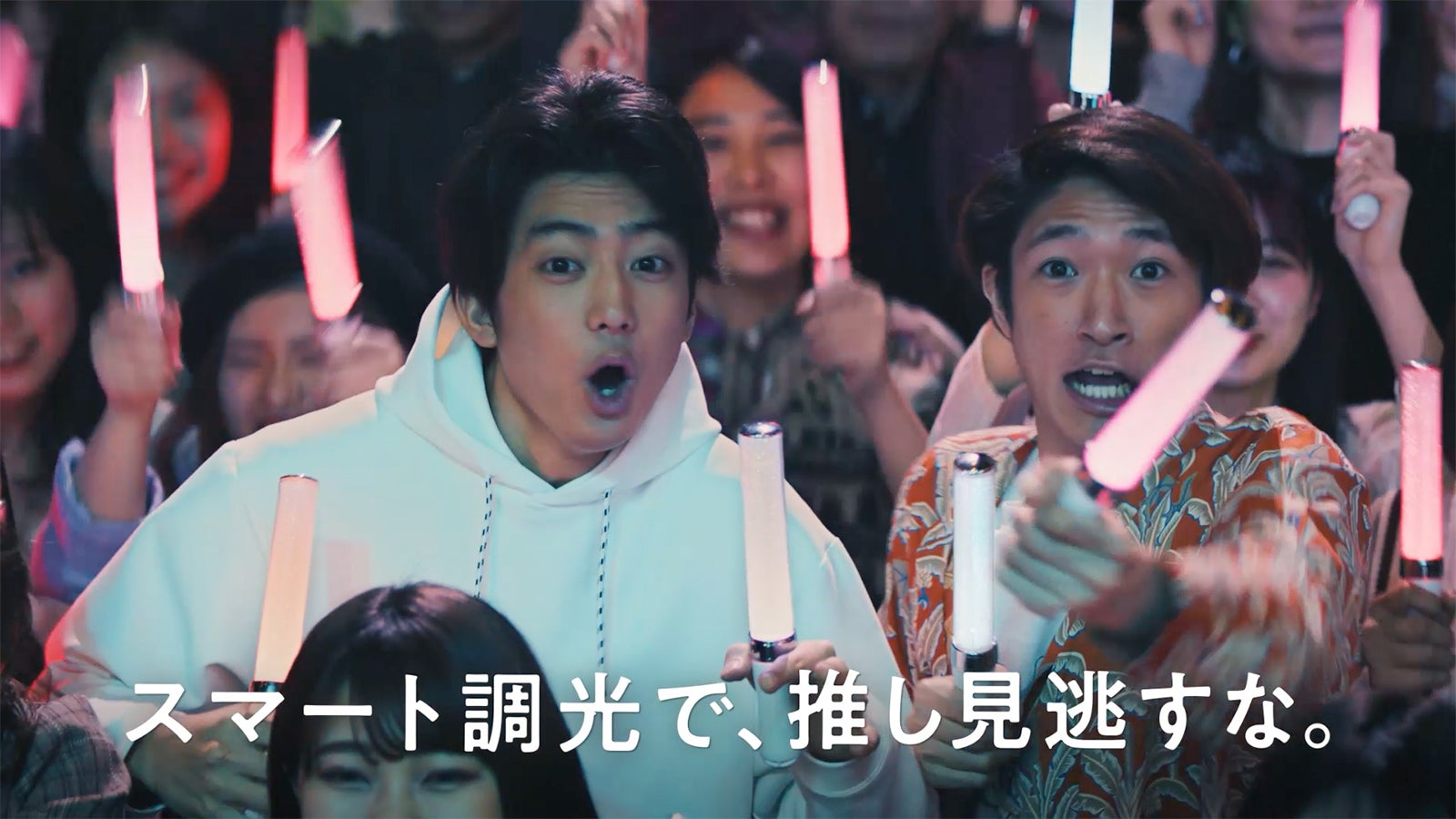 伊藤健太郎（左）／新TVCM「日向坂46」篇より（提供画像）