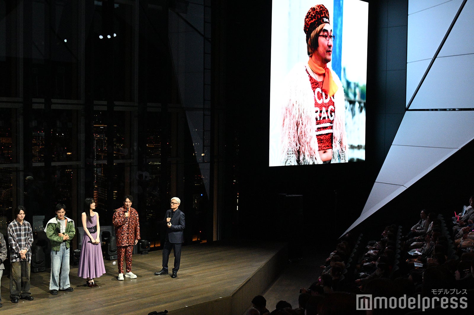 池田鉄洋の奇抜な衣装（C）モデルプレス