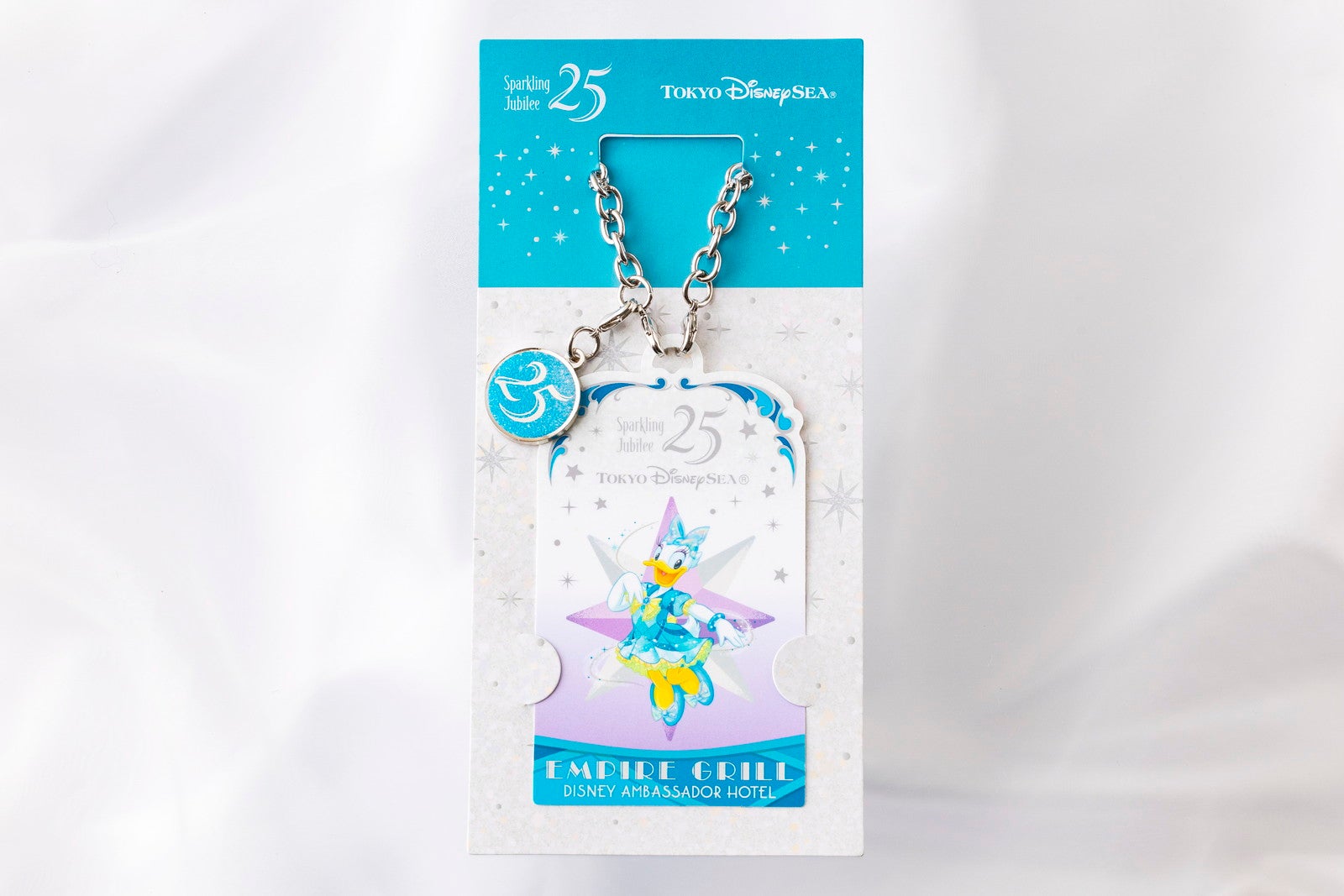 ディズニーアンバサダーホテル エンパイア・グリル 東京ディズニーシー25周年“スパークリング・ジュビリー”エンパイア・グリル・ランチ オリジナルチャーム 期間：4月8日（水）～5月19日（火） （C）Disney
