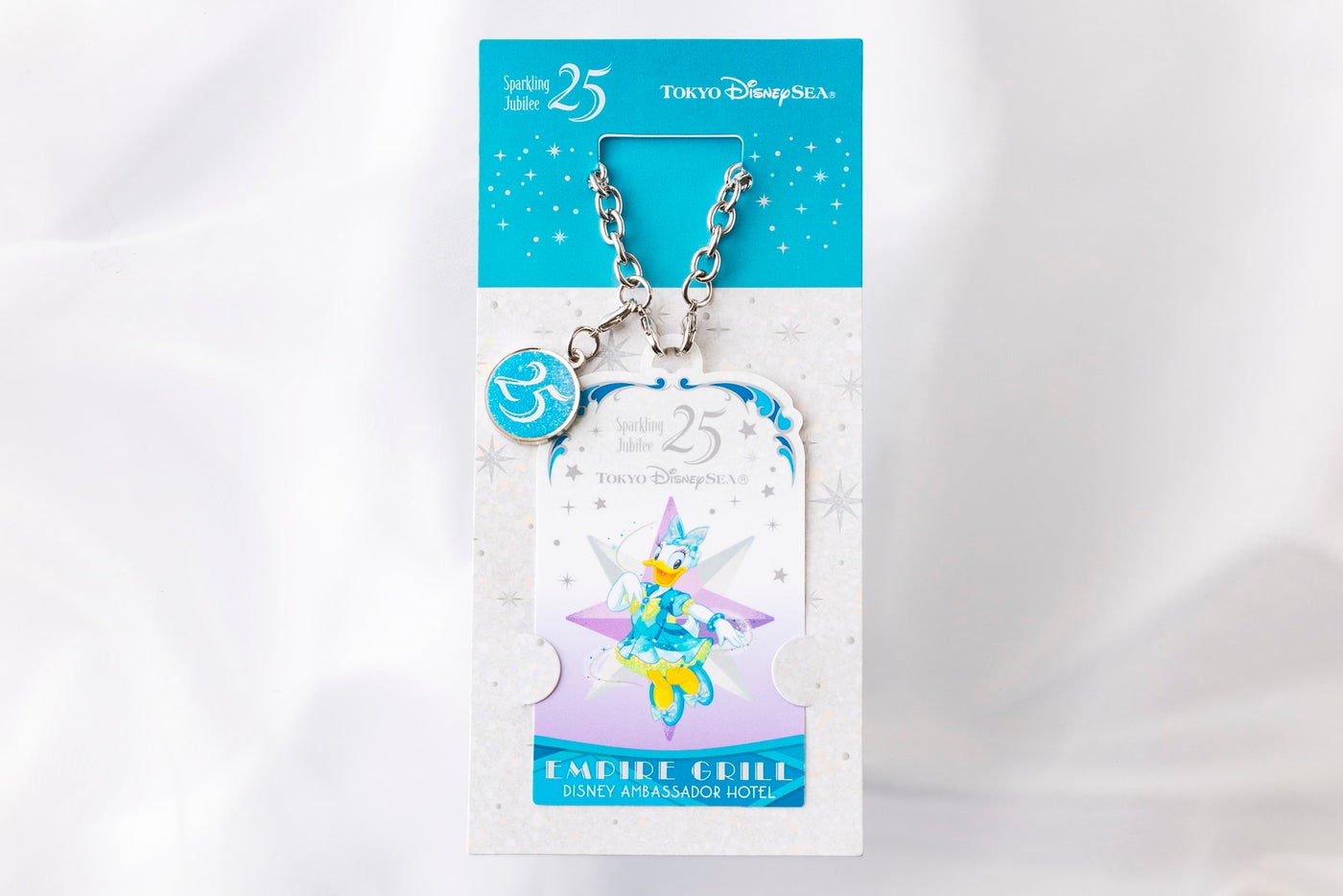 ディズニーアンバサダーホテル エンパイア・グリル 東京ディズニーシー25周年“スパークリング・ジュビリー”エンパイア・グリル・ランチ オリジナルチャーム 期間：4月8日（水）～5月19日（火） （C）Disney