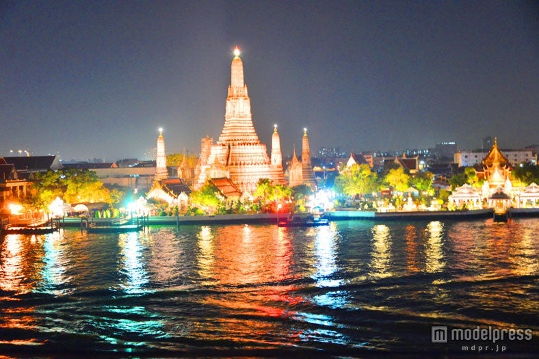 川沿いの夜景を一望出来る「Eagle Nest」でライトアップされたワット・アルンにうっとり