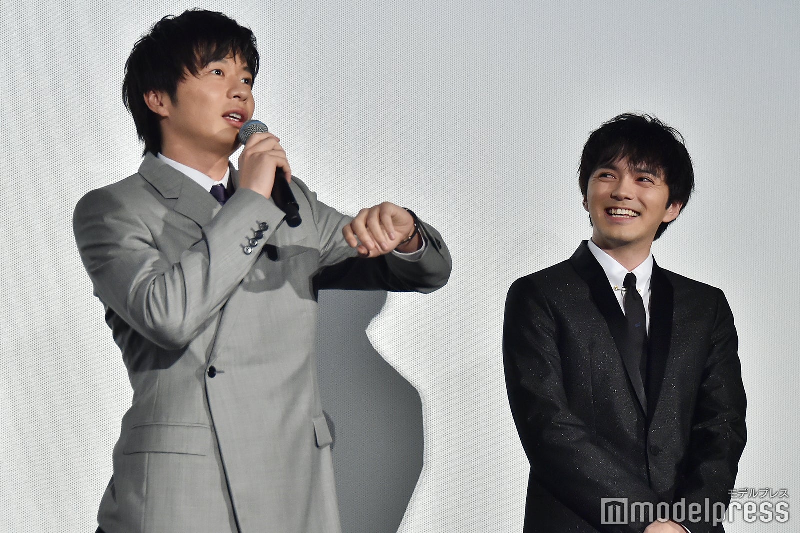 林遣都（右）のアドリブを再現する田中圭（左）／（C）モデルプレス