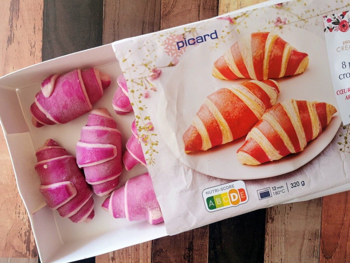 やや小ぶりなサイズのクロワッサンが8個入っています。バイカラーが華やか!