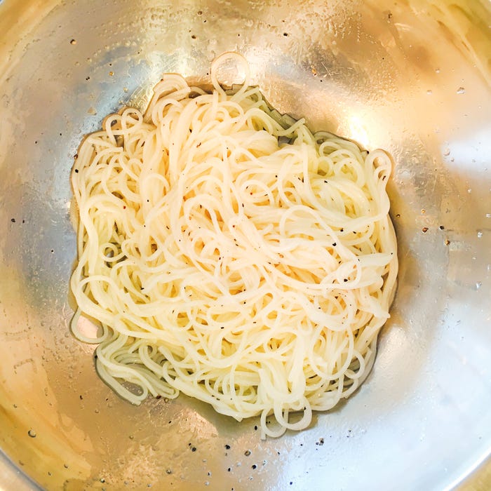 手順1:素麺を茹で、水に冷やす/画像提供:柏原歩