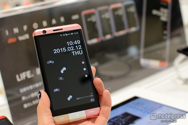 女子の手にすっぽり収まる「INFOBAR A03」