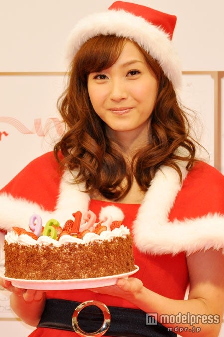 藤本美貴、ミニスカサンタ姿で美脚披露！庄司からのサプライズエピソード語る