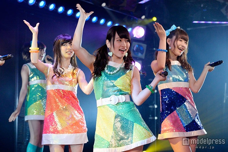 川栄李奈（中央）（C）AKS